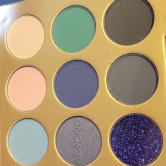 Beyond Eyeshadow Palette - Vibrant 18 Color Collection New In Box - Picture 6 of 7
